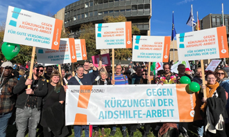 NRW belib sozial! Aidshilfe NRW bei Demo vor dem Landtag NRW